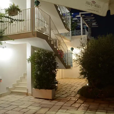 לינה וארוחת בוקר La Colimena 4*